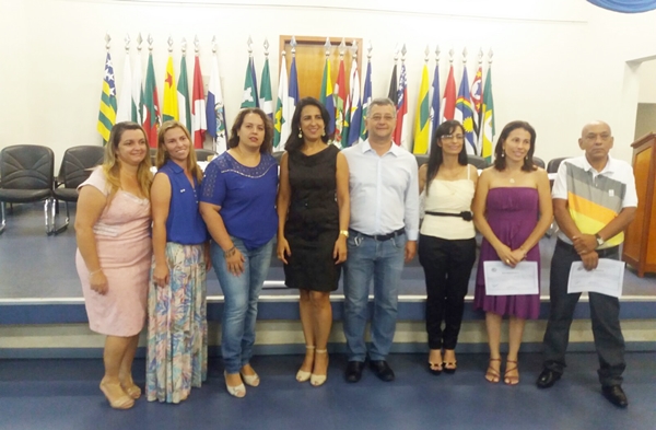 Prefeito Zezinho, primeira-dama Maísa e a Presidente do Conselho, Maria José, com os eleitos e empossados (Foto HR Multimídia)
